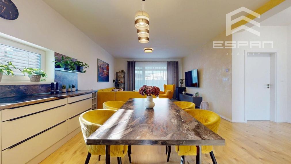 Moderný 3 izbový byt s predzáhradkou a parkovaním pre 2 autá/ Kostolište