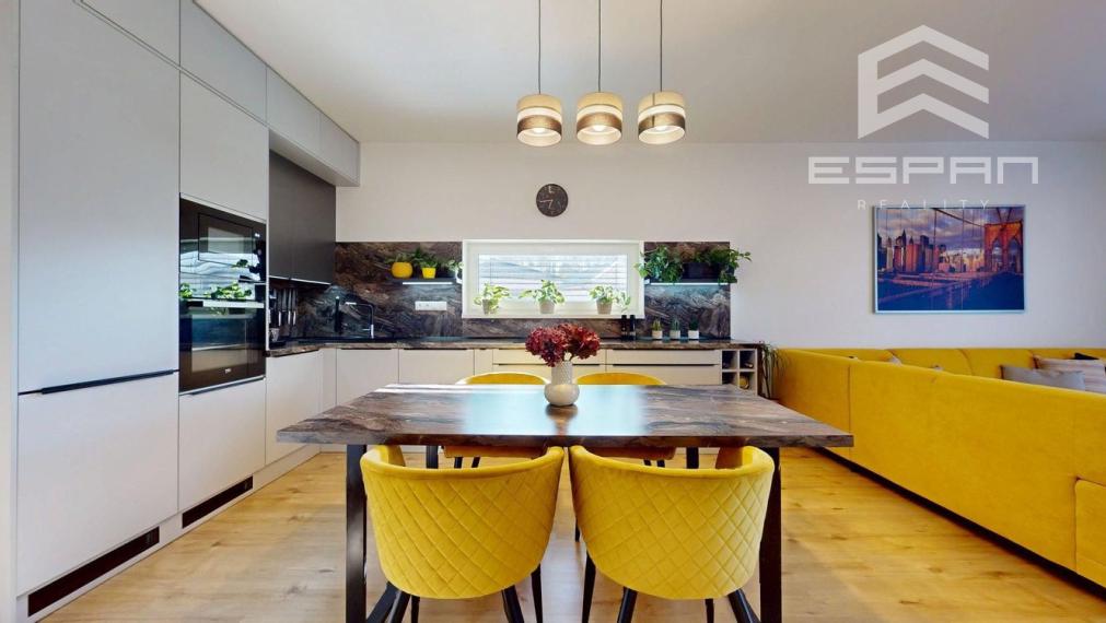 Moderný 3 izbový byt s predzáhradkou a parkovaním pre 2 autá/ Kostolište