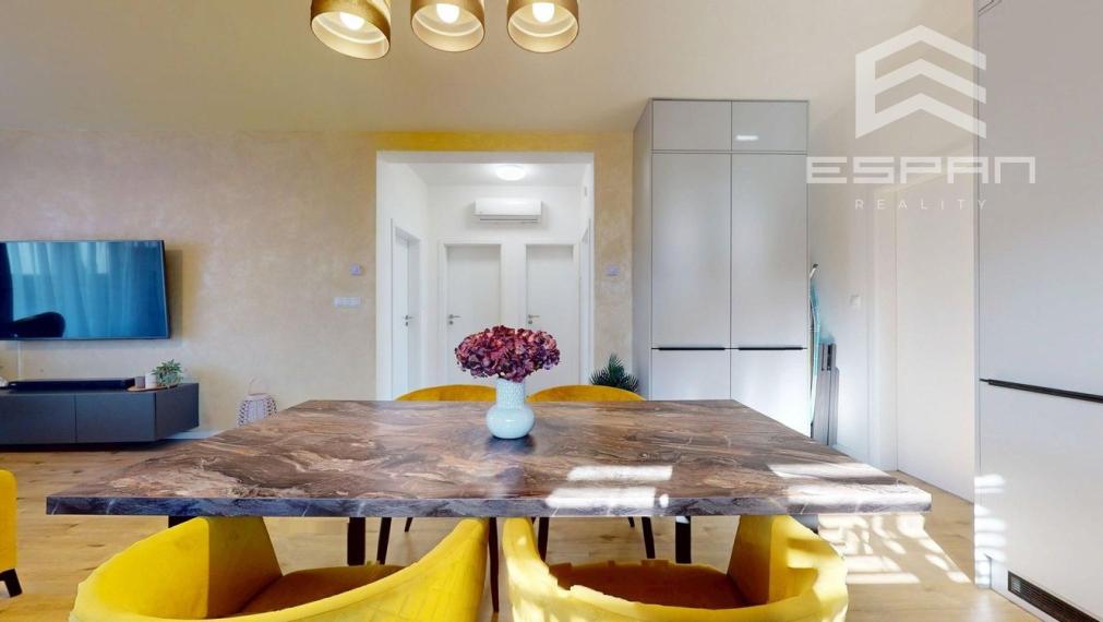 Moderný 3 izbový byt s predzáhradkou a parkovaním pre 2 autá/ Kostolište