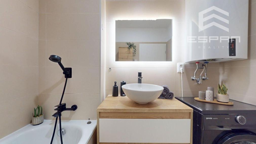 Moderný 3 izbový byt s predzáhradkou a parkovaním pre 2 autá/ Kostolište