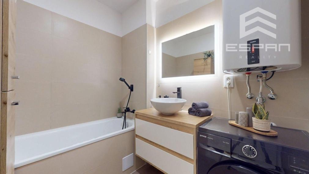 Moderný 3 izbový byt s predzáhradkou a parkovaním pre 2 autá/ Kostolište