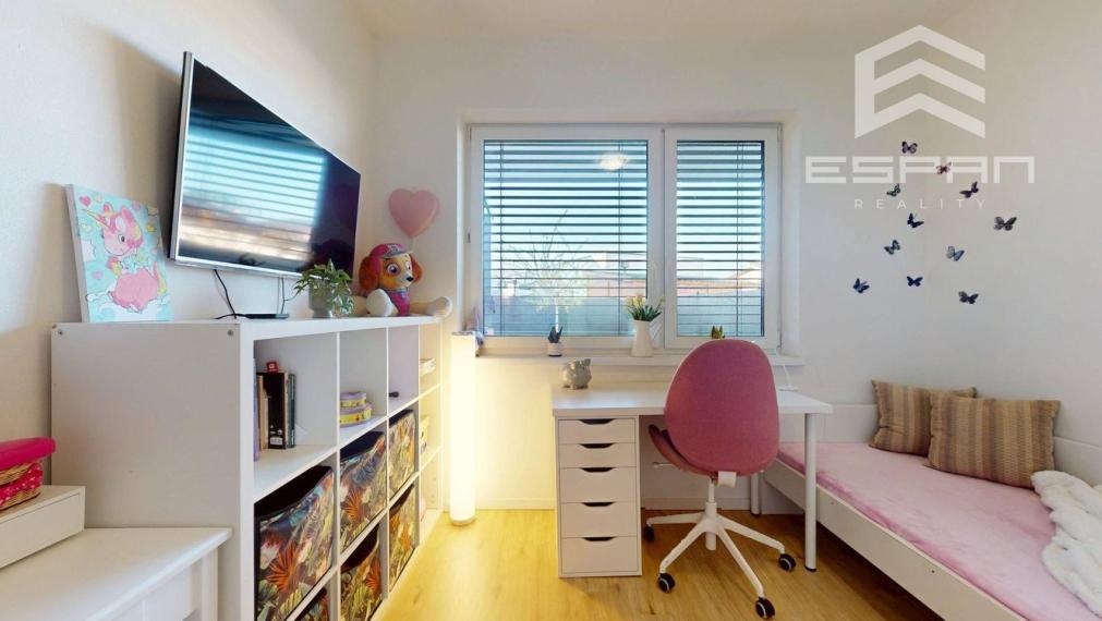 Moderný 3 izbový byt s predzáhradkou a parkovaním pre 2 autá/ Kostolište