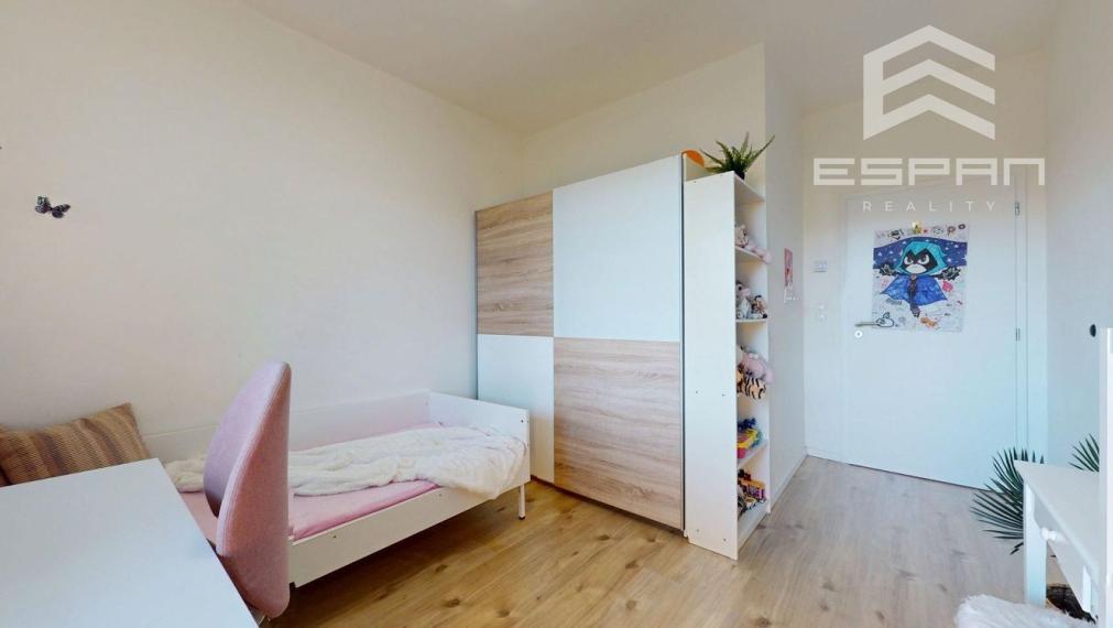 Moderný 3 izbový byt s predzáhradkou a parkovaním pre 2 autá/ Kostolište