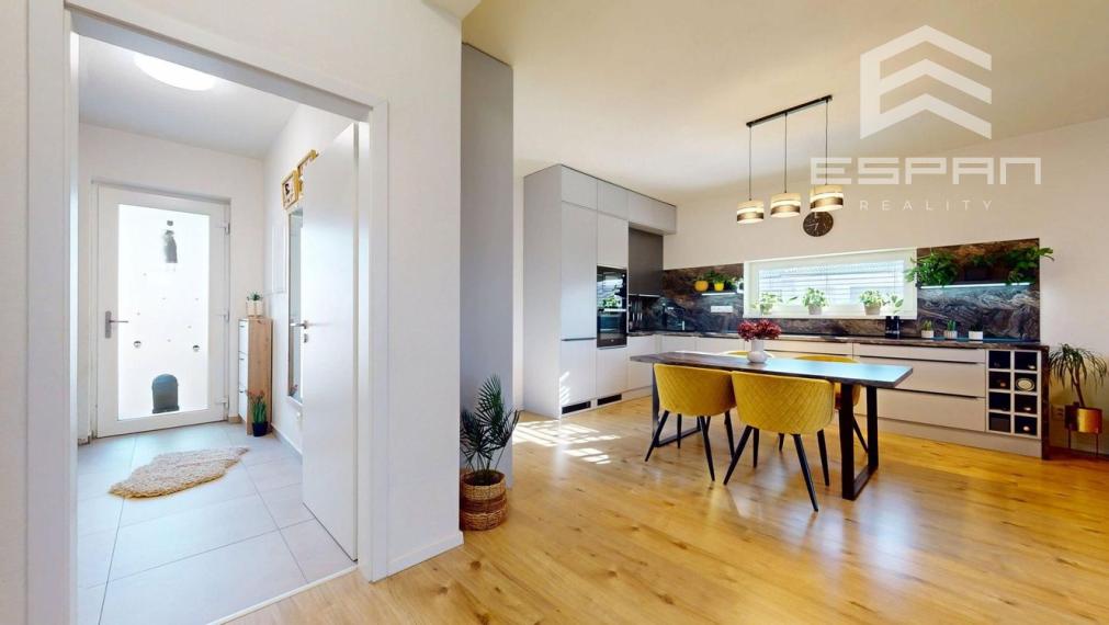 Moderný 3 izbový byt s predzáhradkou a parkovaním pre 2 autá/ Kostolište