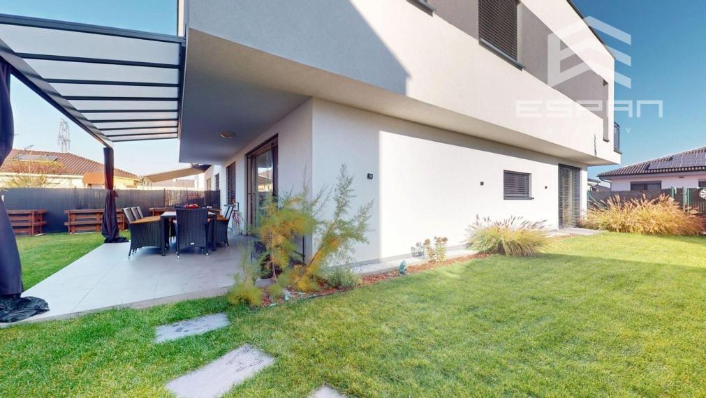 Moderný 3 izbový byt s predzáhradkou a parkovaním pre 2 autá/ Kostolište