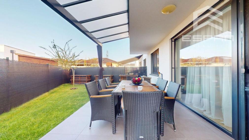 Moderný 3 izbový byt s predzáhradkou a parkovaním pre 2 autá/ Kostolište