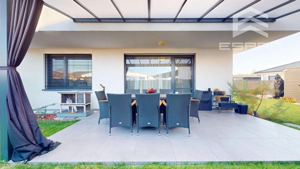 Moderný 3 izbový byt s predzáhradkou a parkovaním pre 2 autá/ Kostolište