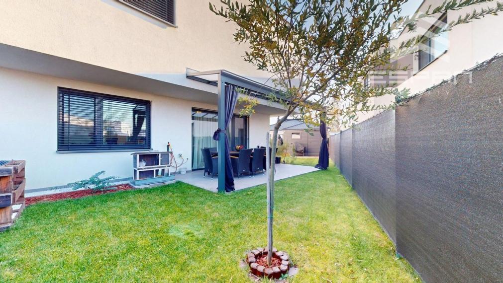 Moderný 3 izbový byt s predzáhradkou a parkovaním pre 2 autá/ Kostolište