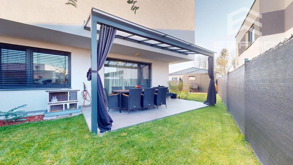 Moderný 3 izbový byt s predzáhradkou a parkovaním pre 2 autá/ Kostolište