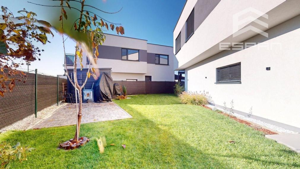 Moderný 3 izbový byt s predzáhradkou a parkovaním pre 2 autá/ Kostolište