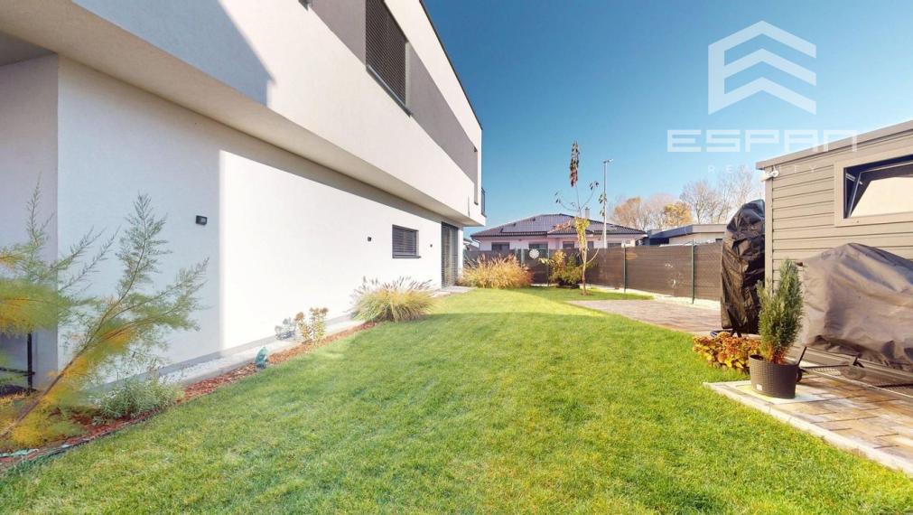 Moderný 3 izbový byt s predzáhradkou a parkovaním pre 2 autá/ Kostolište