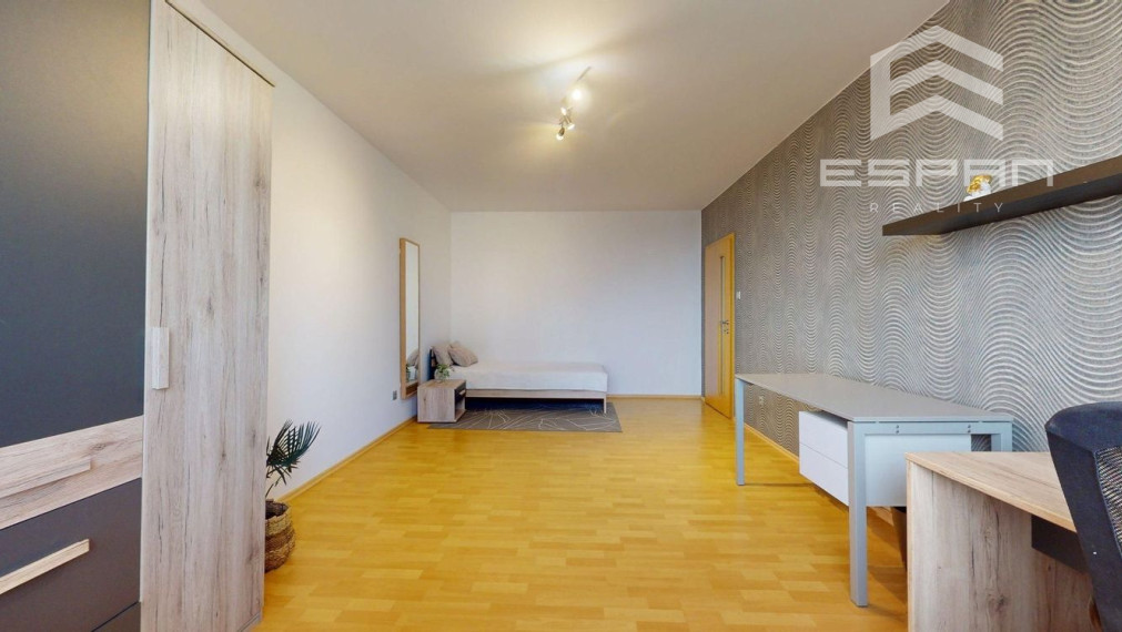 Priestranný slnečný 3 izbový byt po kompletnej rekonštrukcii, Klokočina