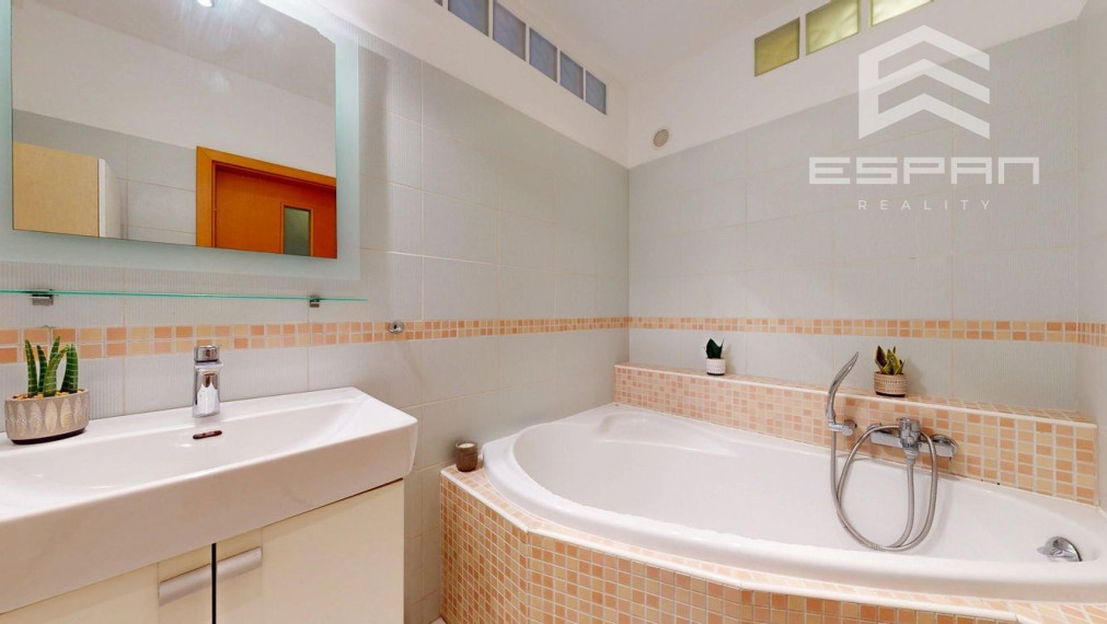 Priestranný slnečný 3 izbový byt po kompletnej rekonštrukcii, Klokočina