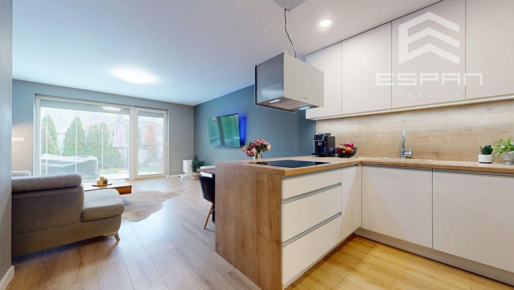 Zariadený 3 izbový dom so záhradou v  Píniovej aleji pri Malackách