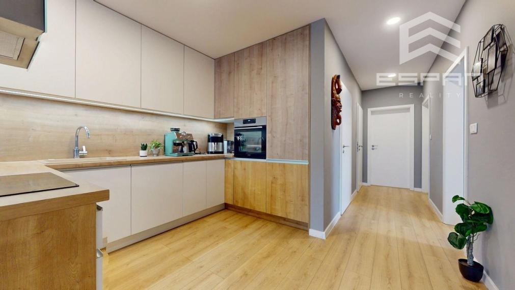 Zariadený 3 izbový dom so záhradou v  Píniovej aleji pri Malackách