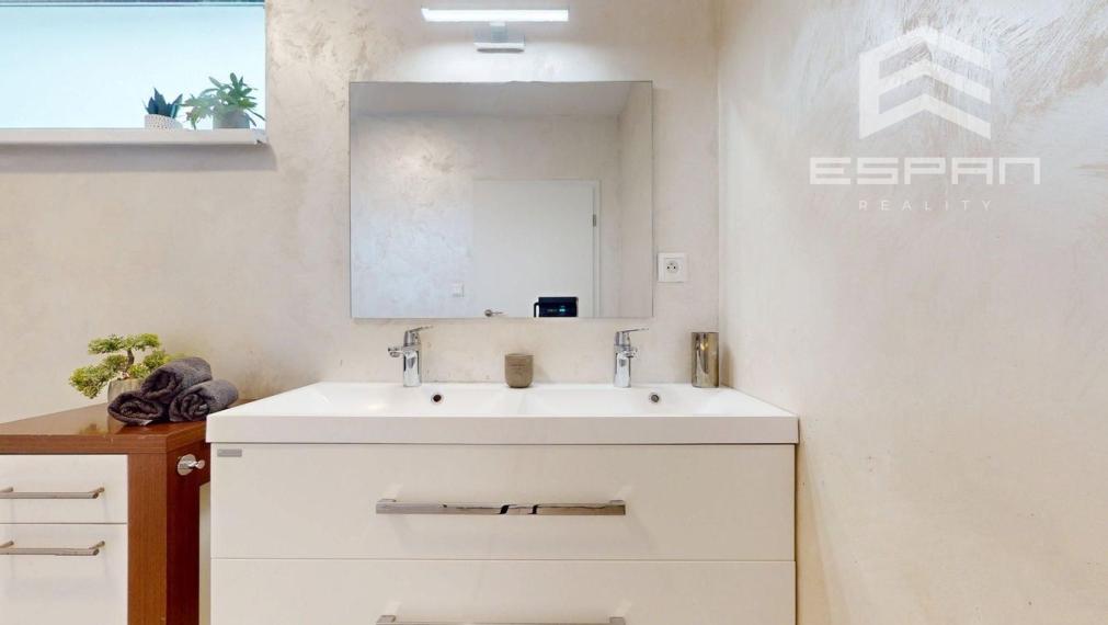 Zariadený 3 izbový dom so záhradou v  Píniovej aleji pri Malackách