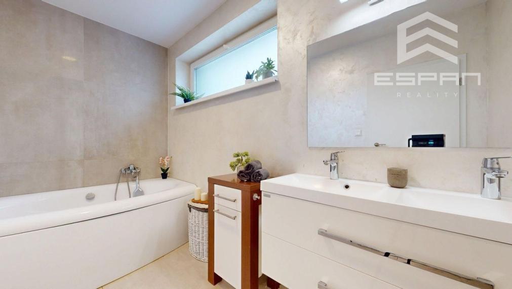 Zariadený 3 izbový dom so záhradou v  Píniovej aleji pri Malackách