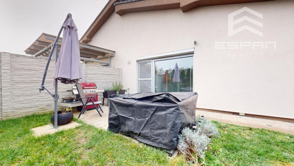 Zariadený 3 izbový dom so záhradou v  Píniovej aleji pri Malackách