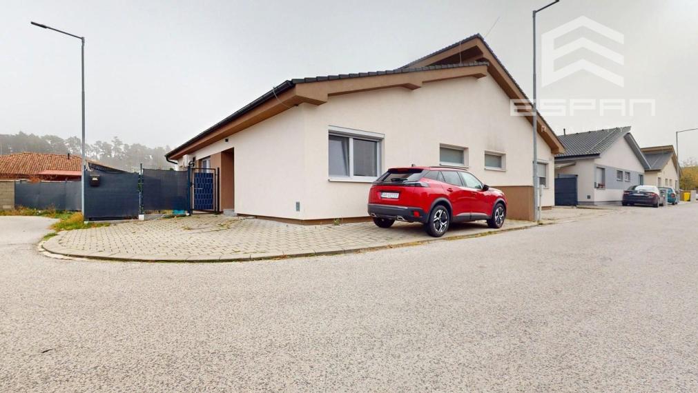 Zariadený 3 izbový dom so záhradou v  Píniovej aleji pri Malackách