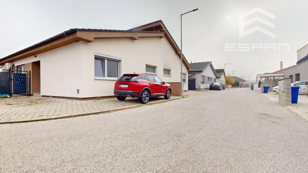 Zariadený 3 izbový dom so záhradou v  Píniovej aleji pri Malackách