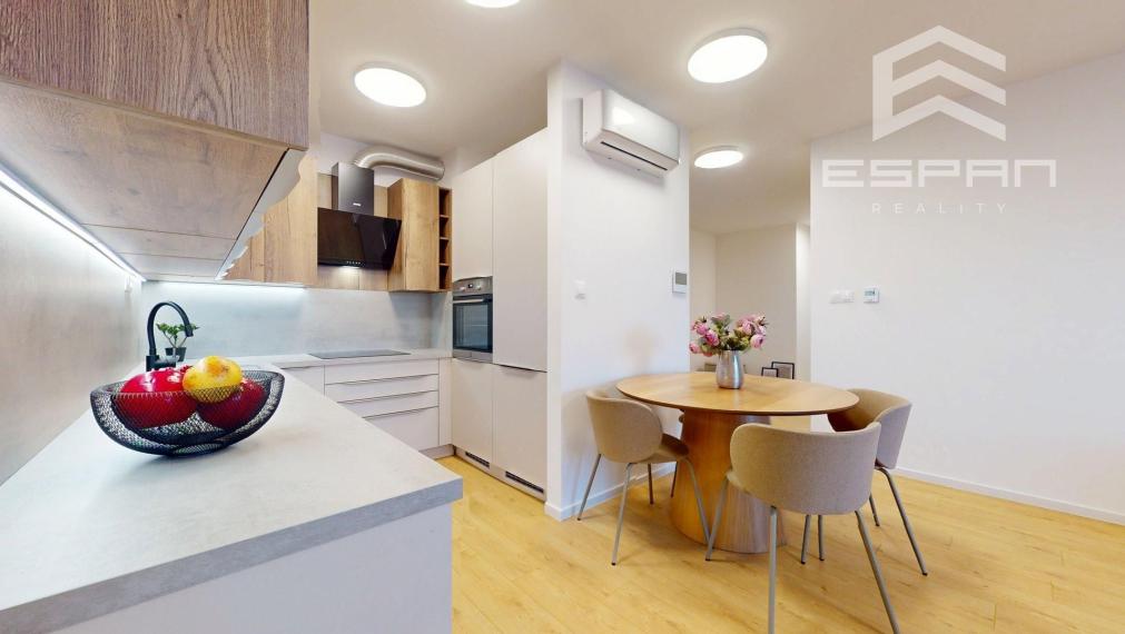 Moderný 3 izbový byt v centre s garážovým státím