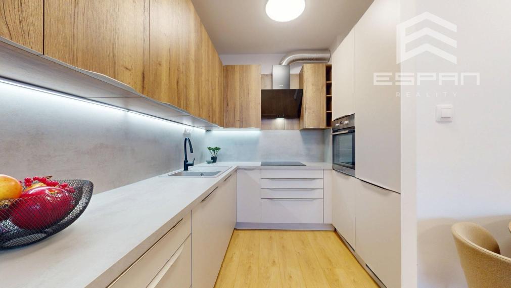 Moderný 3 izbový byt v centre s garážovým státím