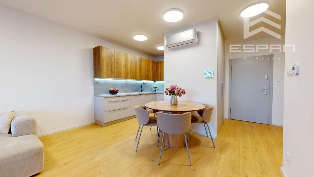 Moderný 3 izbový byt v centre s garážovým státím