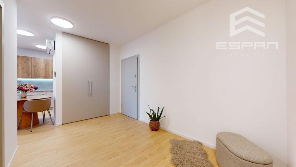 Moderný 3 izbový byt v centre s garážovým státím