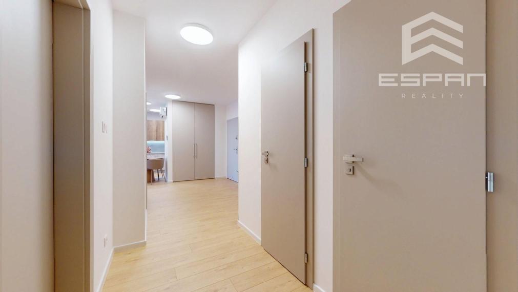 Moderný 3 izbový byt v centre s garážovým státím