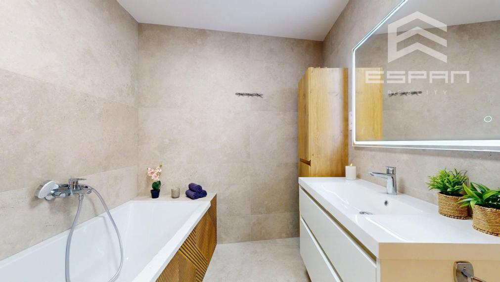 Moderný 3 izbový byt v centre s garážovým státím