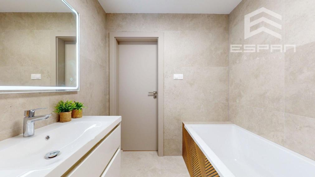 Moderný 3 izbový byt v centre s garážovým státím