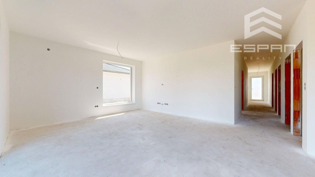  Rodinný dom s garážou a pozemkom o výmere 664 m2 v obci Láb!!!