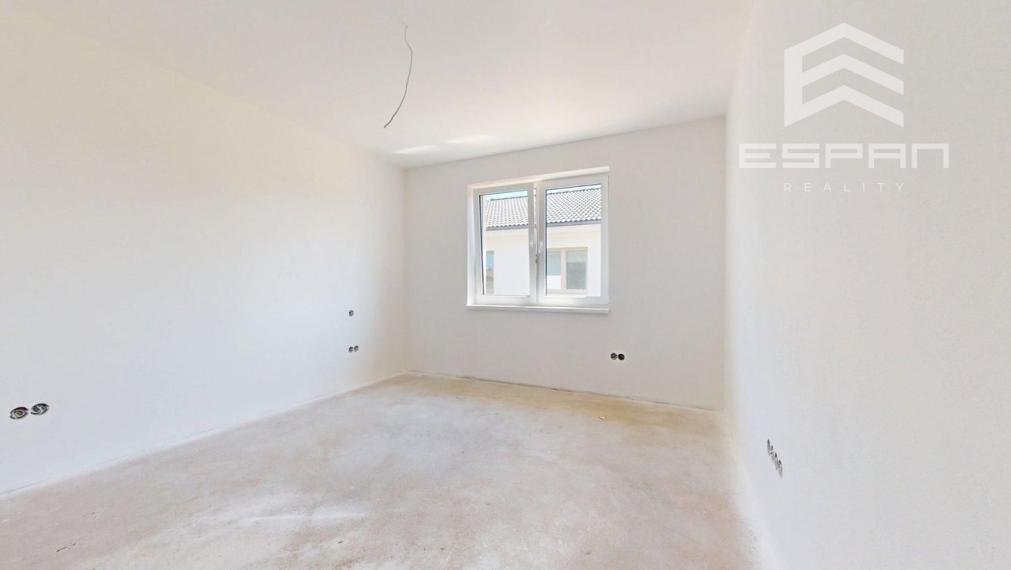  Rodinný dom s garážou a pozemkom o výmere 664 m2 v obci Láb!!!