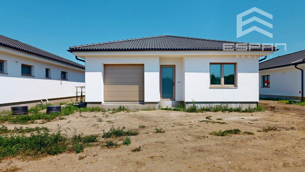  Rodinný dom s garážou a pozemkom o výmere 664 m2 v obci Láb!!!