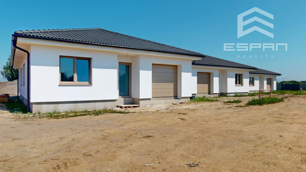  Rodinný dom s garážou a pozemkom o výmere 664 m2 v obci Láb!!!