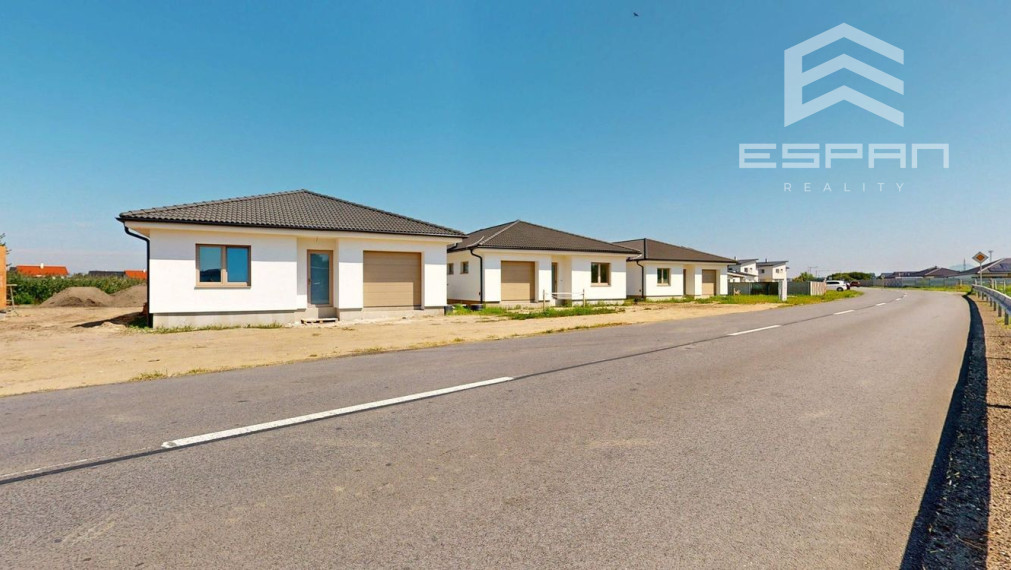  Rodinný dom s garážou a pozemkom o výmere 664 m2 v obci Láb!!!