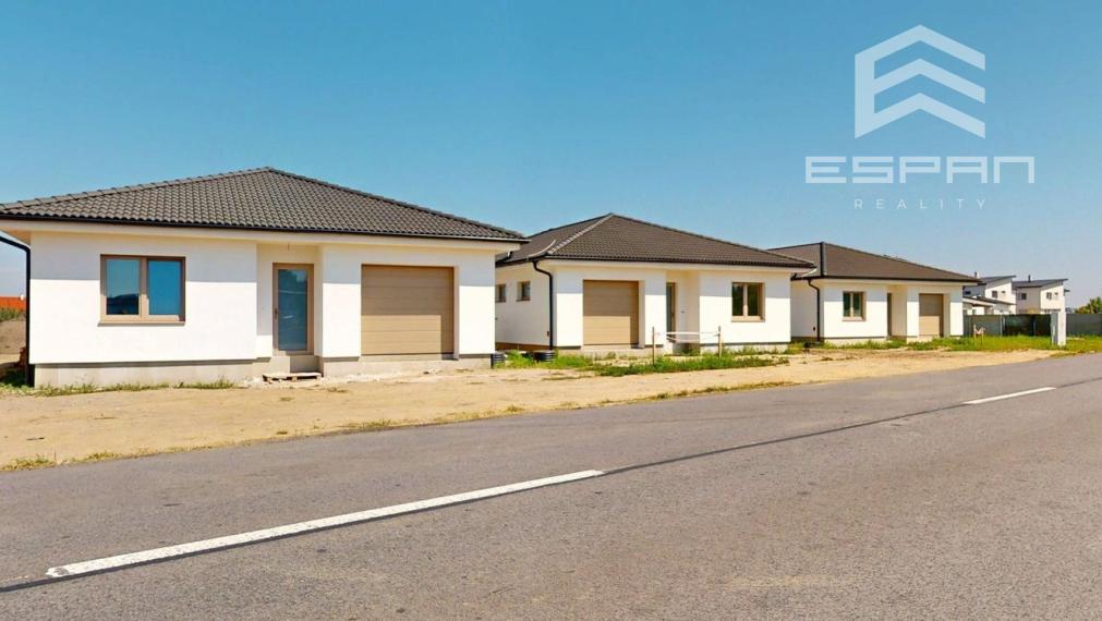  Rodinný dom s garážou a pozemkom o výmere 664 m2 v obci Láb!!!