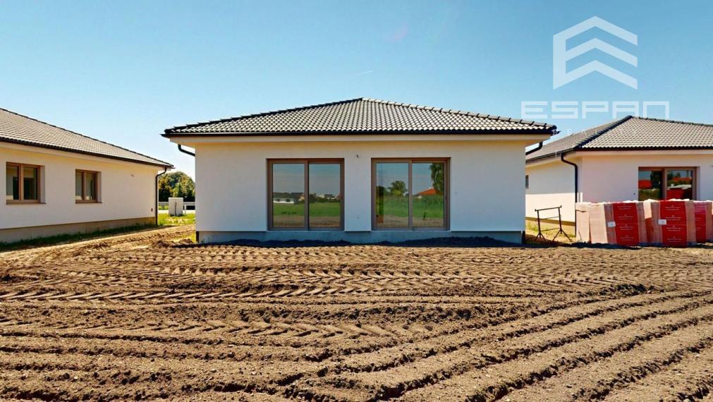  Rodinný dom s garážou a pozemkom o výmere 664 m2 v obci Láb!!!