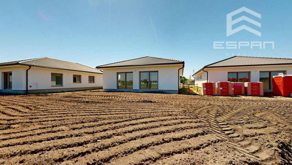  Rodinný dom s garážou a pozemkom o výmere 664 m2 v obci Láb!!!