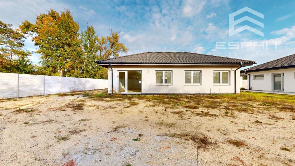 NOVOSTAVBA: 4 izb. rodinný bungalov vyhotovený v ŠTANDARDE v obci Sekule!!