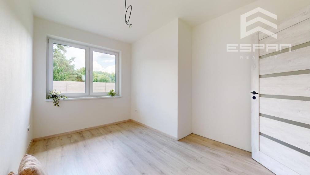 NOVOSTAVBA: 4 izb. rodinný bungalov vyhotovený v ŠTANDARDE v obci Sekule!!