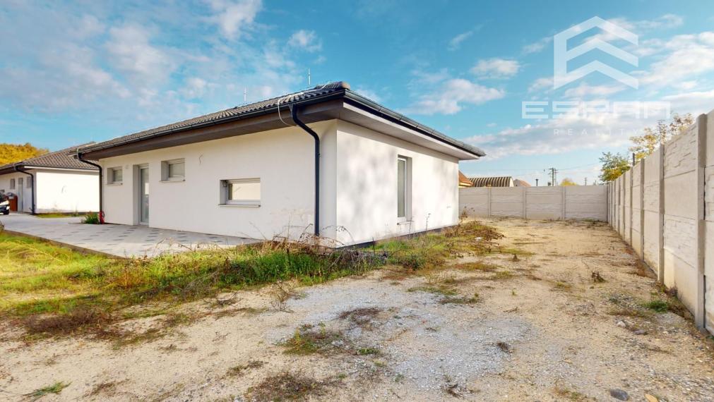 NOVOSTAVBA: 4 izb. rodinný bungalov vyhotovený v ŠTANDARDE v obci Sekule!!