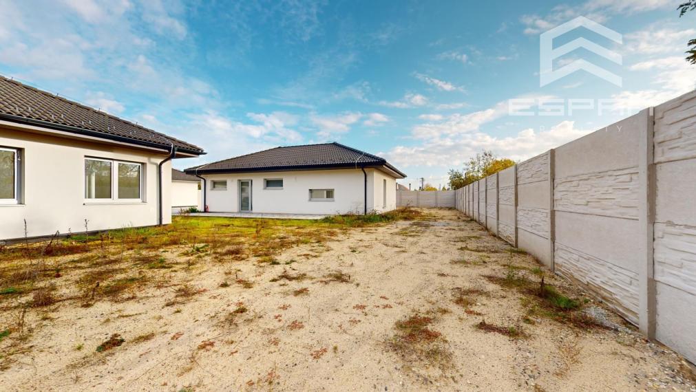 NOVOSTAVBA: 4 izb. rodinný bungalov vyhotovený v ŠTANDARDE v obci Sekule!!