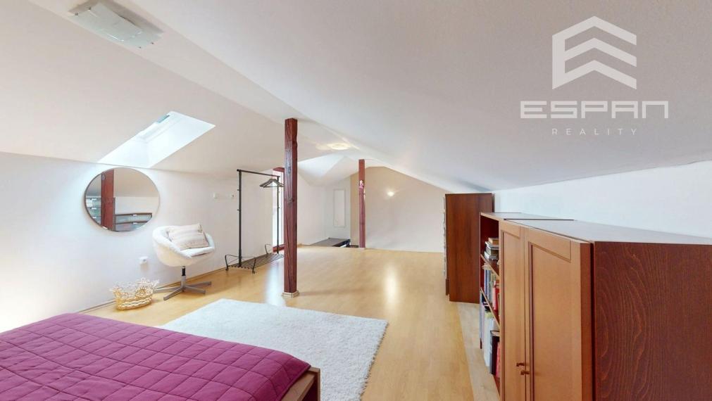 Rodinný dom s charizmou a úžasnou záhradou, vhodný aj pre viacgeneračné bývanie