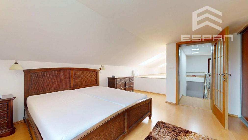 Rodinný dom s charizmou a úžasnou záhradou, vhodný aj pre viacgeneračné bývanie