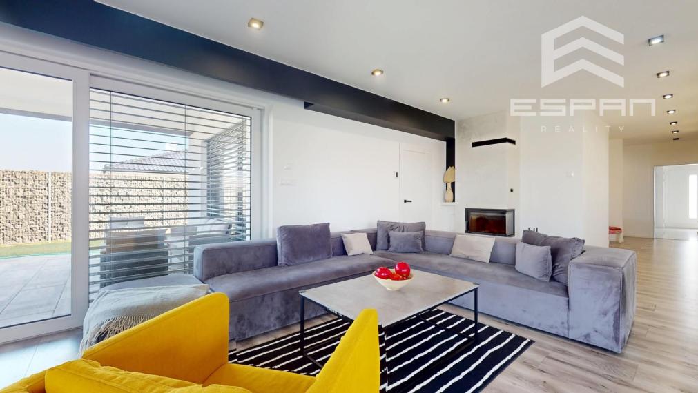 Nadštandardne vyhotovený rodinný bungalov s dvojgarážou v obci Kostolište