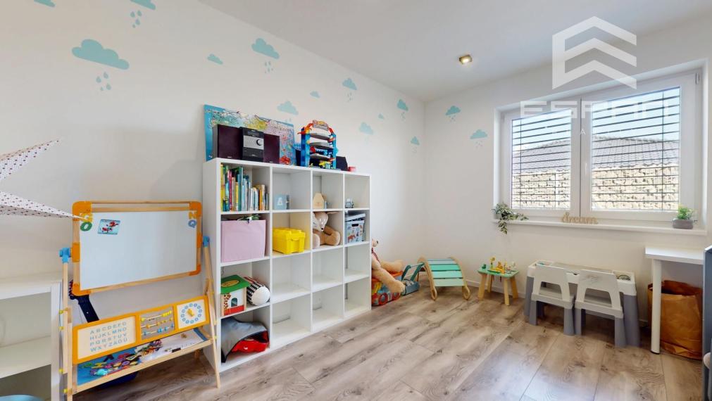 Nadštandardne vyhotovený rodinný bungalov s dvojgarážou v obci Kostolište