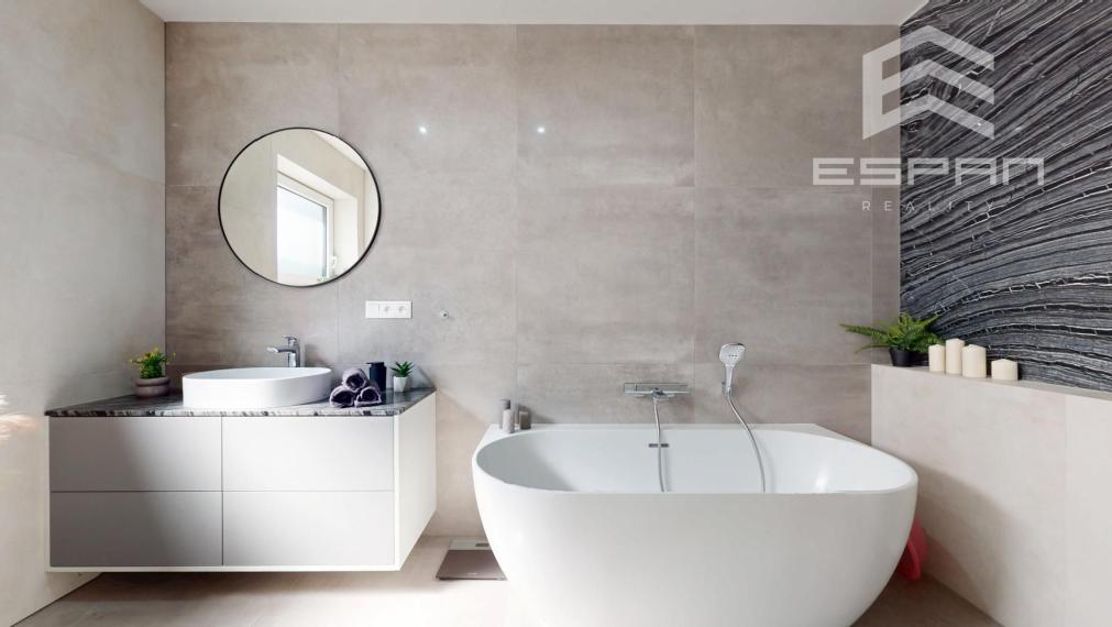 Nadštandardne vyhotovený rodinný bungalov s dvojgarážou v obci Kostolište