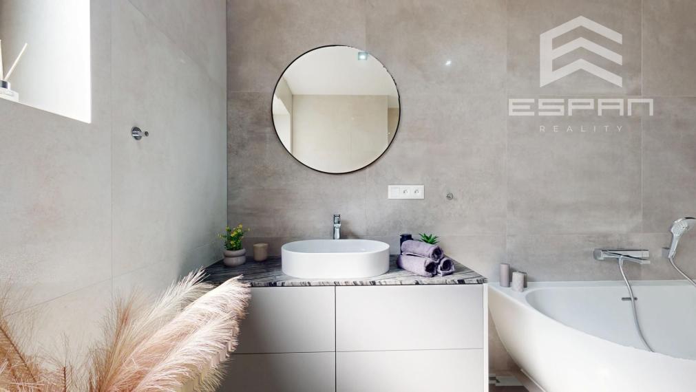 Nadštandardne vyhotovený rodinný bungalov s dvojgarážou v obci Kostolište