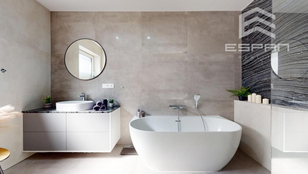 Nadštandardne vyhotovený rodinný bungalov s dvojgarážou v obci Kostolište